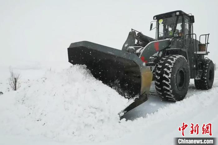 圖為清除積雪。　馮楠 攝