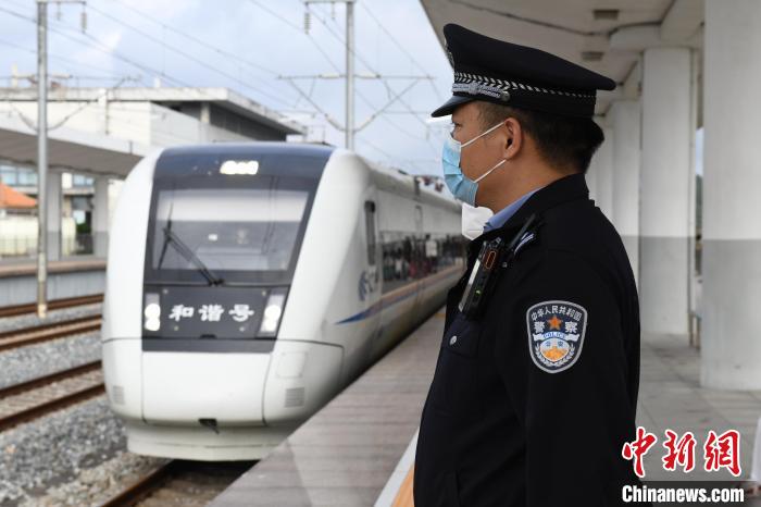 圖為正在執(zhí)勤的“全國公安機關(guān)愛民模范”朱少銘 ?！埧栖姅z 攝