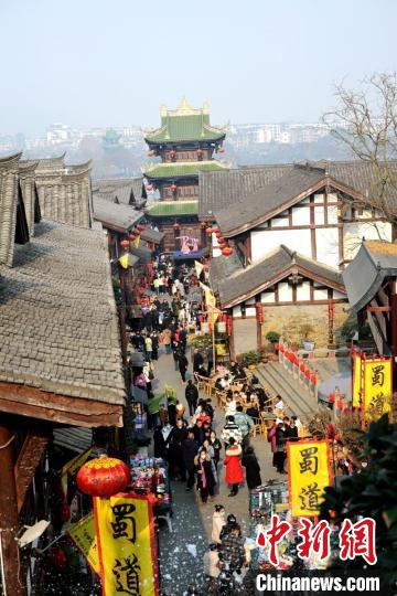 閬中古城街頭人頭攢動(dòng)。　張曉東 攝