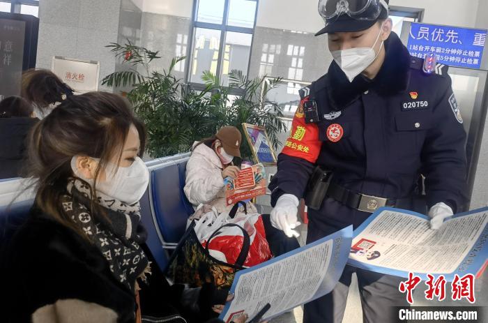 數(shù)萬鐵路民警堅守萬里鐵道，守護萬家平安團圓 公安部鐵路公安局供圖