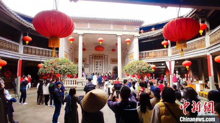 游客在永定土樓體驗客家歷史和本土民俗文化?！∮蓝ㄍ翗蔷皡^(qū)供圖