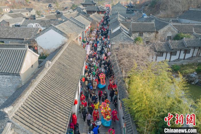 第一山歷史文化街區(qū)處處可見張燈結(jié)彩，人人臉上喜氣洋洋?！°蟛?攝