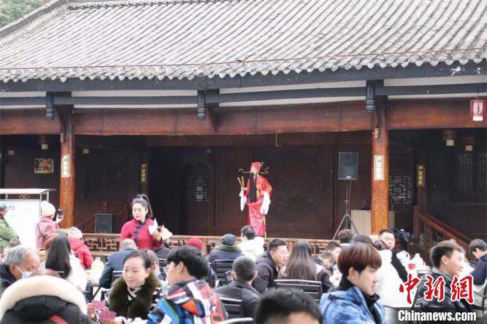 “春倌”趙承忠正在給游客“說(shuō)春”?！垥詵| 攝