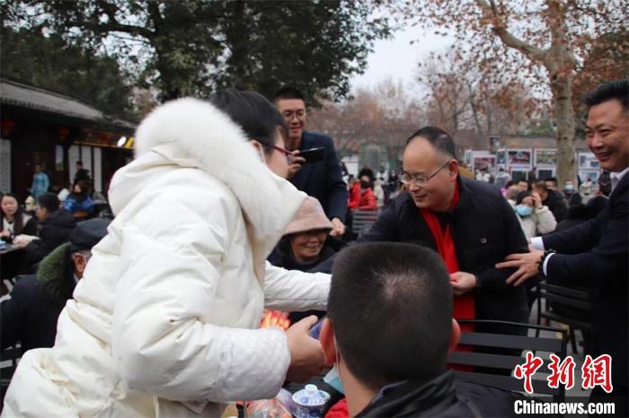 向市民及游客派發(fā)紅包，賜福送祝福?！垥詵| 攝