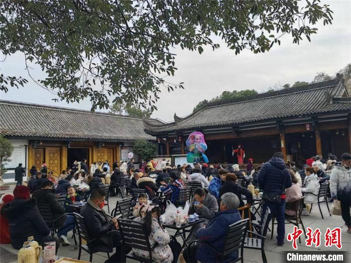 “春倌”趙承忠為游客“說(shuō)春”?！垥詵| 攝