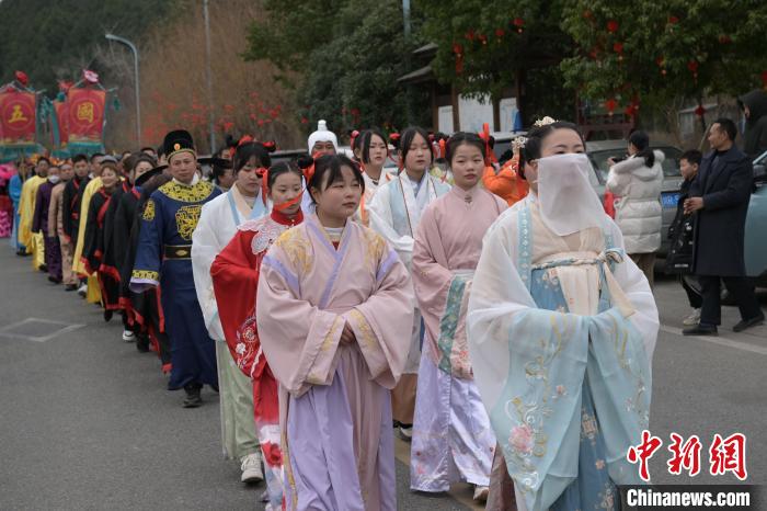 巡游隊伍以“仙女祈?！睘樾蚰弧！垥詵| 攝