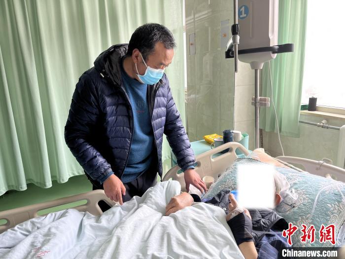 圖為患者在醫(yī)院得到救治。　馬文莉 攝