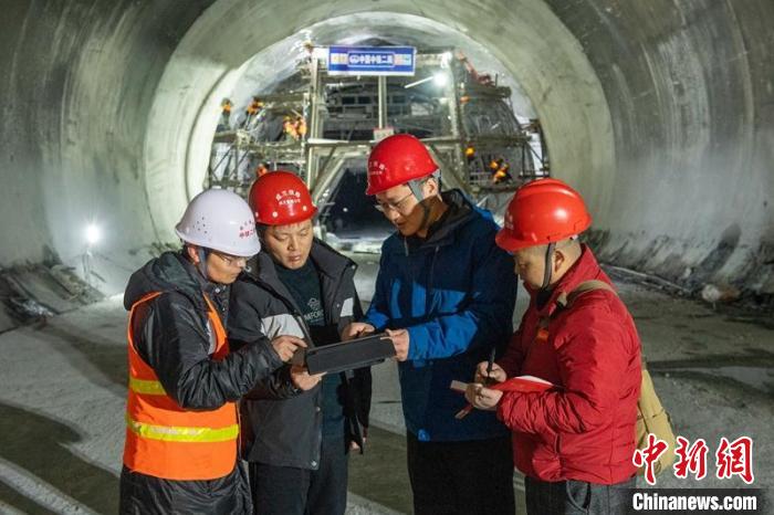 成蘭鐵路公司成蘭指揮部指揮長肖霞林(左二)與設(shè)計(jì)單位現(xiàn)場解決問題?！⒅铱?攝