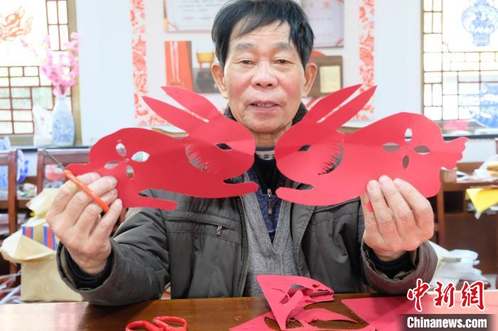 謝才華展示剪的兔子。　林波 攝