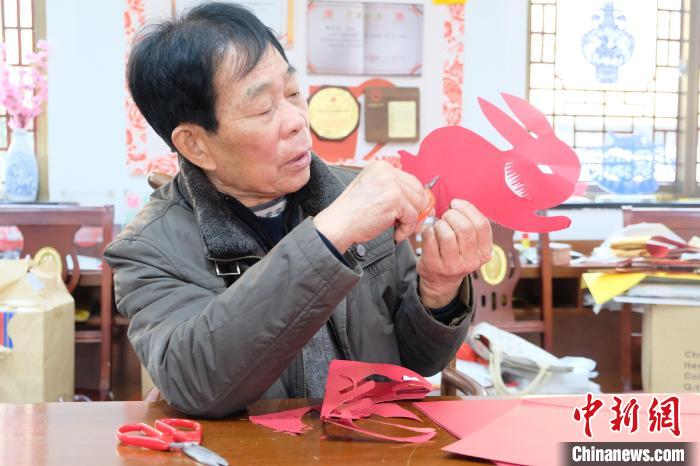 謝才華剪紙現(xiàn)場(chǎng)?！×植?攝
