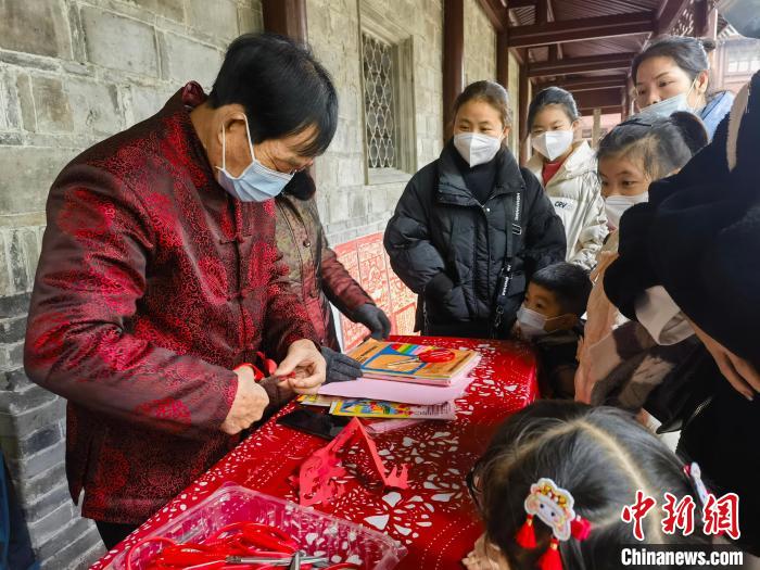 謝才華在天一閣剪紙現(xiàn)場(chǎng)?！⊥跻伶?攝