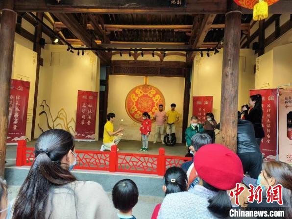 在民俗博物館內，福建省雜技團演員們表演精彩節(jié)目。　福建省雜技團供圖