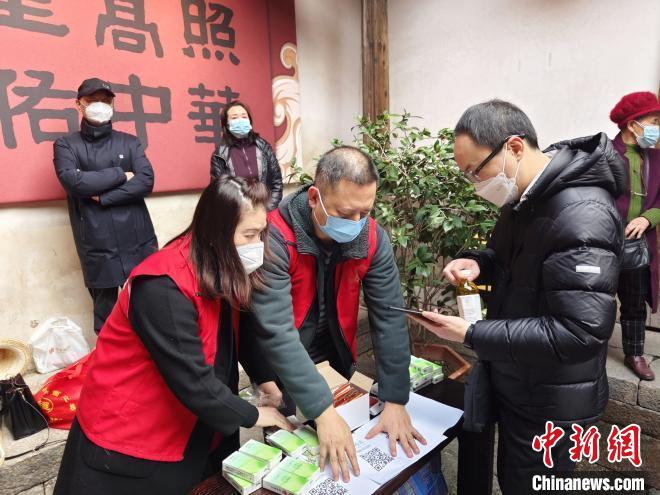 文藝志愿者向群眾發(fā)放“文明旅游安全出行”主題宣傳冊。　福建省雜技團供圖