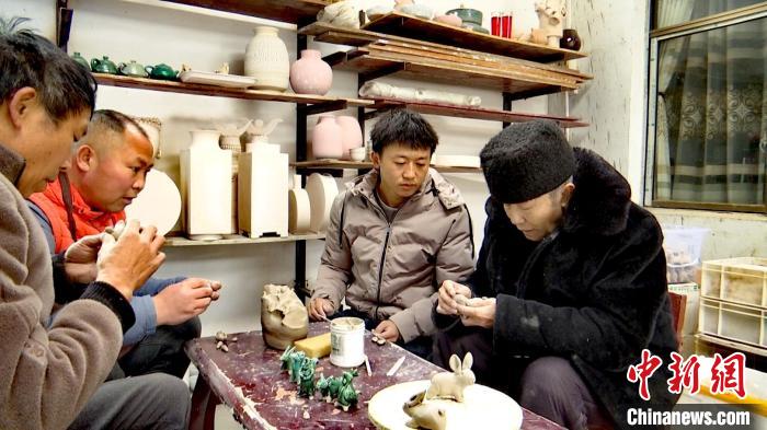 圖為張福高一家在捏制兔子?！『蚊髦?攝