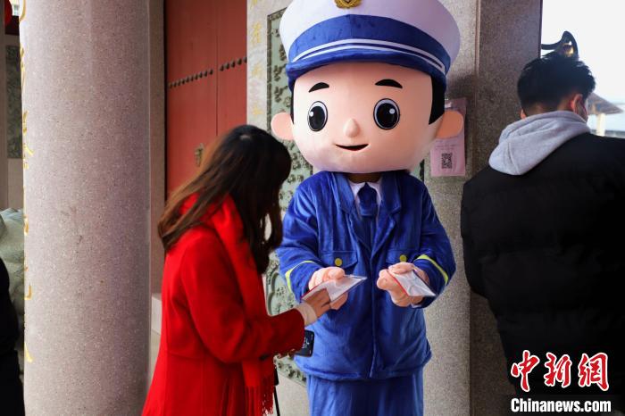 向游客發(fā)放森林防火定制口罩?！∷竞?攝