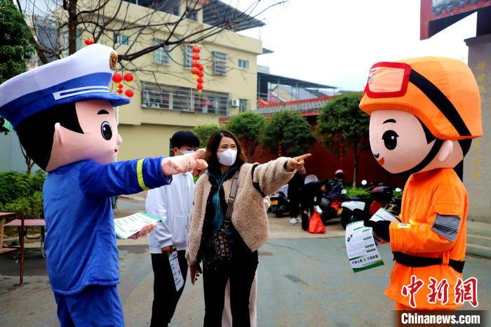 為游客介紹景區(qū)應急場所?！∷竞?攝