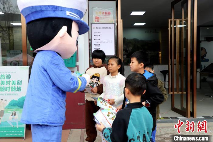 消防員與小朋友熱情互動。　司寒杰 攝
