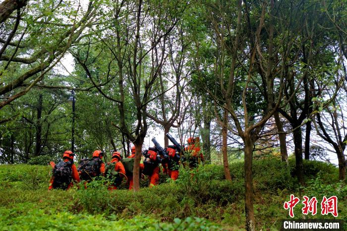 消防員攜裝巡護，及時勸阻野外用火。　司寒杰 攝