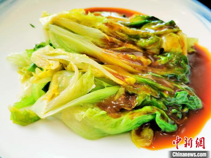 開年飯吃蠔油生菜，寓意“好事生財”?！±顣源?攝