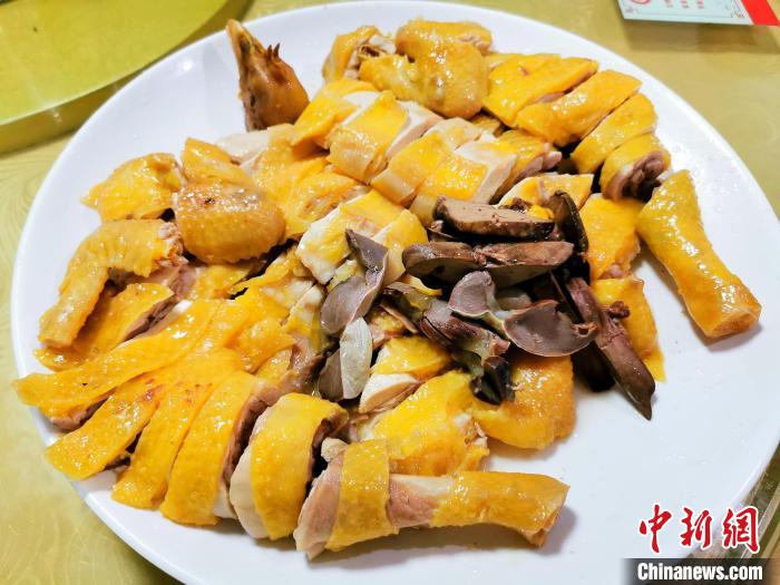 開年飯吃白切閹雞，寓意“大吉大利”?！±顣源?攝