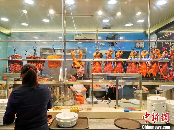 燒鵝、叉燒、燒豬等燒味，是臺山食肆開年飯中最暢銷的部分佳肴?！±顣源?攝