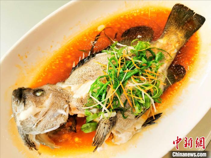 開年飯吃清蒸海魚，寓意著“年年有余”?！±顣源?攝