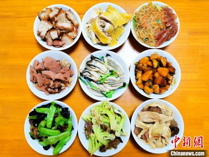 臺山逢年過節(jié)有煮“九大碗”祭祀拜神的習俗?！±顣源?攝