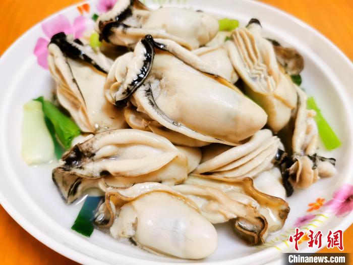 生蠔近年來成了臺山人春節(jié)烹飪佳肴的首選海鮮食材之一，寓意著“蠔氣沖天”?！±顣源?攝