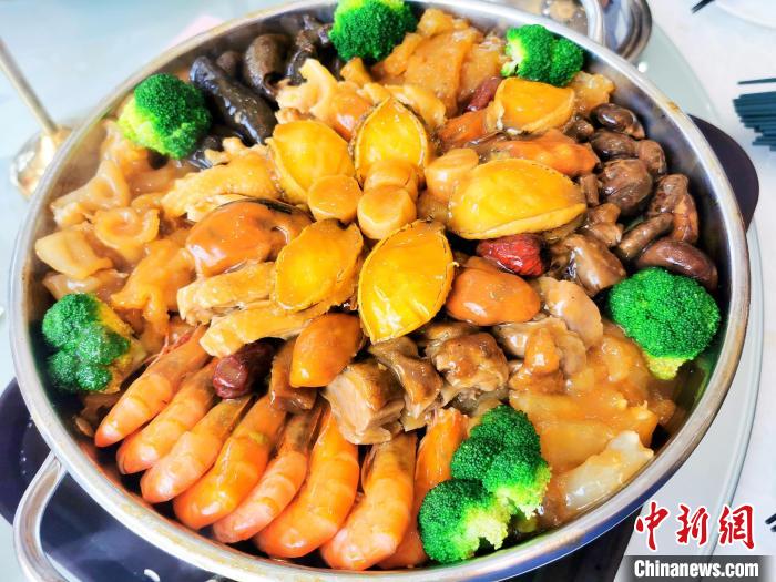 新春大盆菜，成為近年臺山人開年飯的優(yōu)選之一，寓意著新的一年賺得“盆滿缽滿”?！±顣源?攝