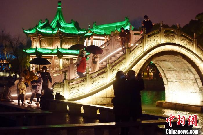 低溫雨雪難擋民眾出行熱情，瘦西湖夜游人氣不減?！∏f文斌 攝