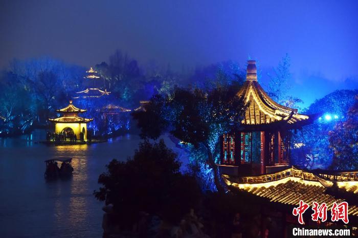迷人的揚(yáng)州夜，為八方游客呈獻(xiàn)一場精彩的夜游“視覺盛宴”，令人陶醉其中，流連忘返。　莊文斌 攝