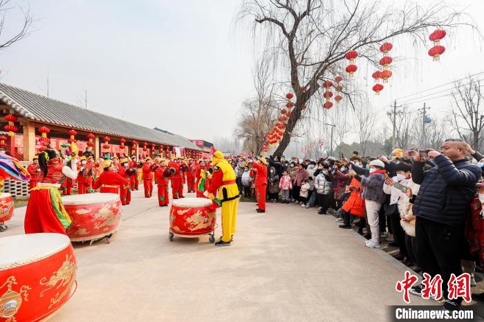 圖為漢長(zhǎng)安城新春活動(dòng)現(xiàn)場(chǎng)?！h長(zhǎng)安城供圖 