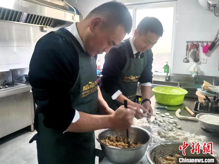 宋炳相和同事一起包餃子?！∈茉L者供圖