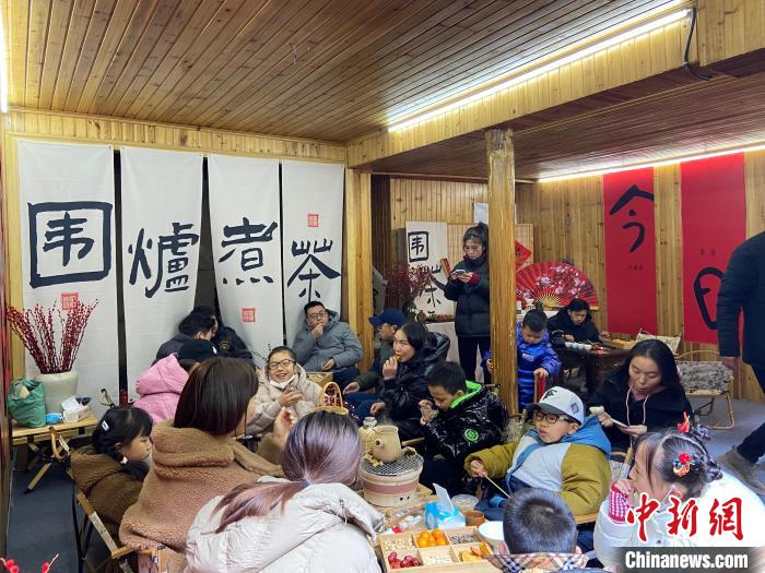 圍爐煮茶現(xiàn)場(chǎng)?！×植?攝