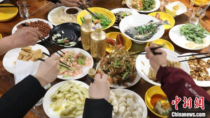 留玉環(huán)過年臺胞們的年夜飯?！堹L鶯 攝