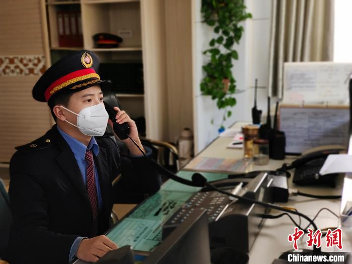 （新春走基層）五等鐵路小站“95后”的第4個春運(yùn)：孤寂而執(zhí)著的堅守