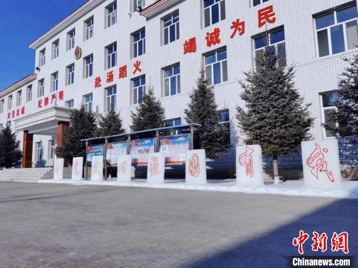 圖為森林消防指戰(zhàn)員制作的冰雕。　鄭巖松 攝