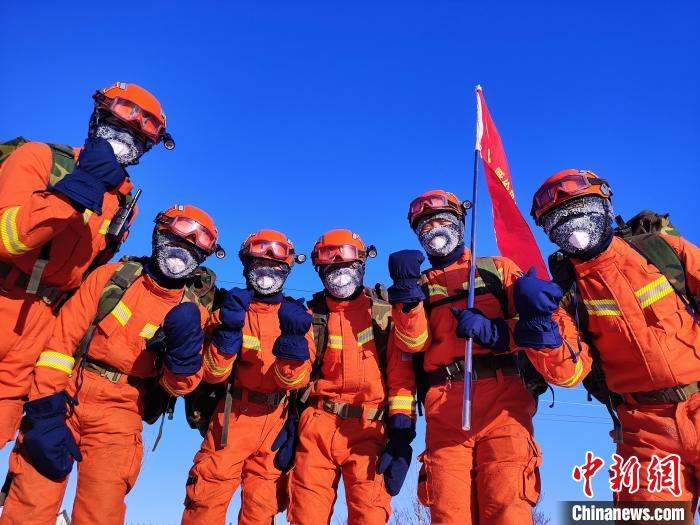 圖為冰霜掛滿森林消防指戰(zhàn)員面罩?！埼凝?攝