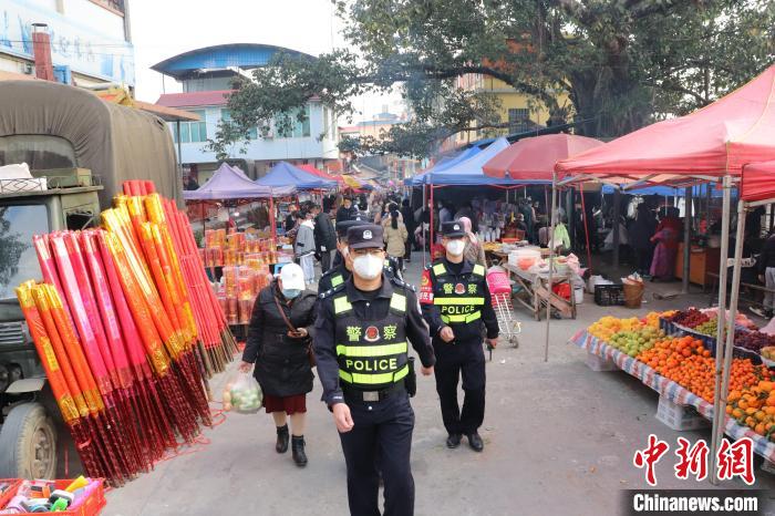 圖為民警堅(jiān)守崗位。　德宏邊境管理支隊(duì)供圖