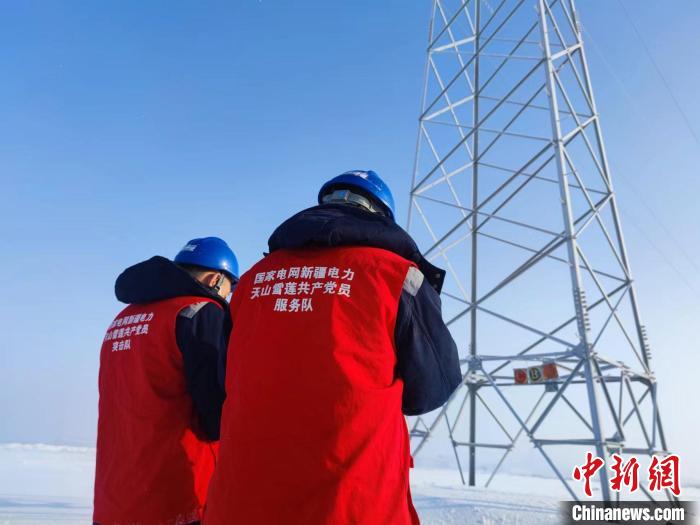 連日來(lái)，電力運(yùn)撿工作人員一線查檢線路安全。　昌吉電力供圖