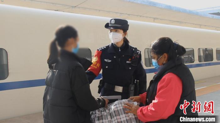 民警助文女士找回女兒?！》鹕借F路公安處 供圖