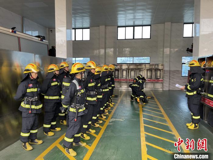 新塘站消防員日常訓(xùn)練?！∪~家成 攝