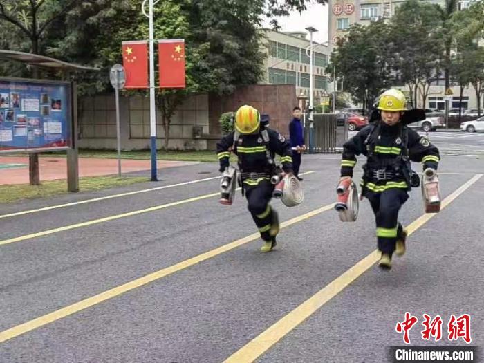 新塘站消防員日常訓(xùn)練。　葉家成 攝