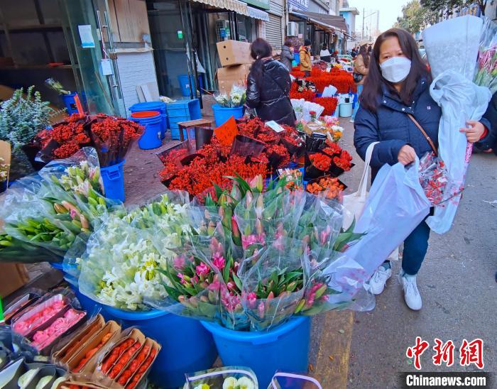 圖為民眾購得鮮花滿懷?！钣㈢?攝