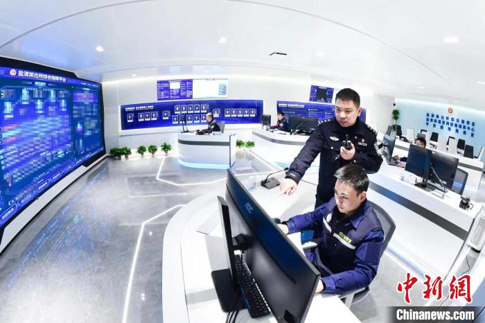 民警在綜合指揮室工作?！←}都警方供圖