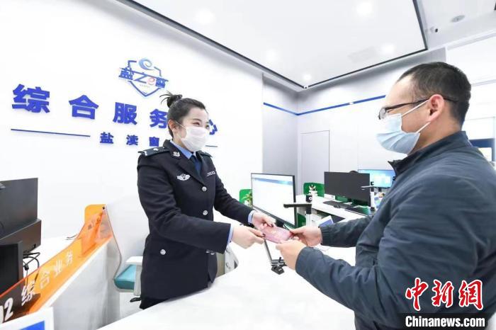 群眾在綜合服務(wù)大廳辦理業(yè)務(wù)?！←}都警方供圖