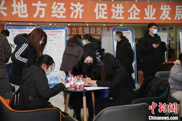 圖為招聘會現(xiàn)場?！∵|寧省人社廳供圖