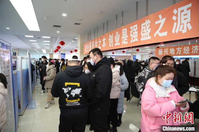 圖為招聘會現(xiàn)場?！∵|寧省人社廳供圖