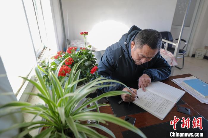 春節(jié)期間，李國忠寫巡湖日志?！￡惪?攝