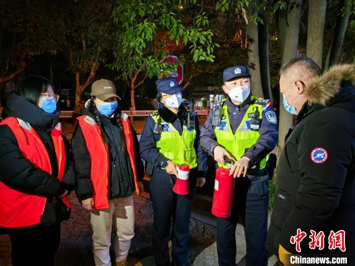 25日夜間至26日早晨，上海警方組織1.8萬(wàn)余名警力，與15萬(wàn)名平安志愿者一同嚴(yán)管煙花爆竹燃放?！∩虾Ｊ泄簿制謻|分局供圖